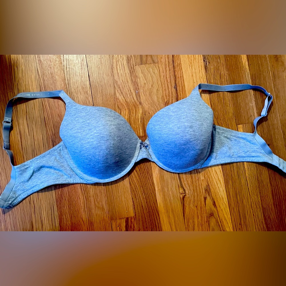 Victoria’s Secret light grey bra